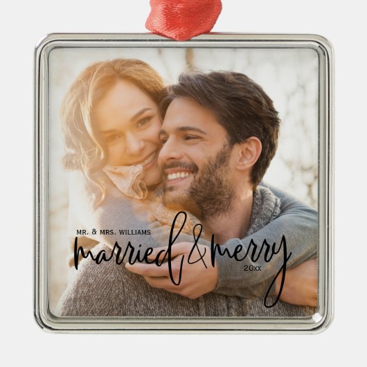 Getrouwd en Merry Elegant Script Naam en Datum Metalen Ornament (Voorkant)