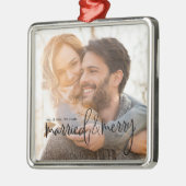Getrouwd en Merry Elegant Script Naam en Datum Metalen Ornament (Links)