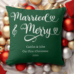 Getrouwd en Merry First Christmas Pas getrouwd Gro Kussen<br><div class="desc">Op zoek naar een manier om de eerste kerst van je geliefden als getrouwd stel extra speciaal te maken? Onze "Onze Eerste Kerstmis Getrouwd en Vrolijk" gooien kussen in bos groen is het perfecte cadeau idee! Met zijn strakke en moderne lettertype en klassieke vakantiekleuren voegt dit kussen een feestelijke touch...</div>