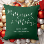 Getrouwd en Merry First Christmas Pas getrouwd Gro Kussen<br><div class="desc">Op zoek naar een manier om de eerste kerst van je geliefden als getrouwd stel extra speciaal te maken? Onze "Onze Eerste Kerstmis Getrouwd en Vrolijk" gooien kussen in bos groen is het perfecte cadeau idee! Met zijn strakke en moderne lettertype en klassieke vakantiekleuren voegt dit kussen een feestelijke touch...</div>