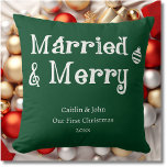 Getrouwd en Merry First Christmas Pas getrouwd Gro Kussen<br><div class="desc">Dit is het seizoen om vreugde en liefde te verspreiden naar je pasgetrouwde vrienden of familieleden! Onze "Married and Merry Our First Christmas" gooi kussen in bos groen is een leuke en feestelijke cadeau optie. Met zijn schone en moderne lettertype en klassieke vakantiekleuren, zal dit kussen elke seizoensgebonden inrichting aanvullen....</div>
