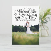 Getrouwd en Merry Typography Holiday Photo Bedankt Feestdagenkaart (Staand voorkant)