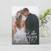 Getrouwd en Merry Typography Holiday Photo Bedankt Feestdagenkaart (Staand voorkant)