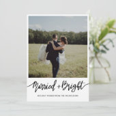 Getrouwd en slim paar eerste kerstfoto feestdagenkaart (Staand voorkant)
