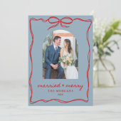 Getrouwd en vrolijk blauw rood kerstboog bruiloft feestdagenkaart (Staand voorkant)