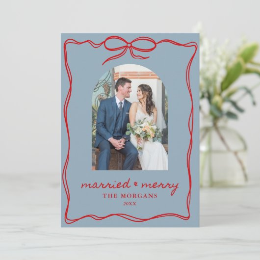 Getrouwd en vrolijk blauw rood kerstboog bruiloft feestdagenkaart (Staand voorkant)