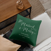 Getrouwd en vrolijk eerste kerst als pasgetrouwde kussen