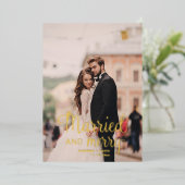 Getrouwd en vrolijk Huwelijksfoto Bedankt Folie Feestdagenkaart (Staand Voorkant)