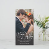 Getrouwd en vrolijk met de hand geletterde vakanti feestdagenkaart (Staand voorkant)