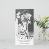 Getrouwd en vrolijk met de hand geletterde witte v feestdagenkaart (Staand voorkant)