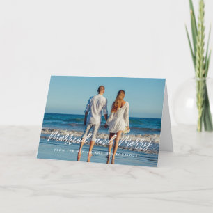 Getrouwd en vrolijk modern wit lettertype pasgetro feestdagen kaart