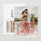 Getrouwd en vrolijk Nieuwgehuwd Kerst Foto Rood Feestdagenkaart (Voorkant / Achterkant)