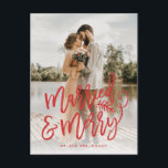 Getrouwd en vrolijk Nieuwgehuwd Kerst Foto Rood Feestdagenkaart<br><div class="desc">Maak een verbluffende statement deze feestdagen met deze stijlvolle, volledig afgedrukte kerstkaart met 1 foto, met 'getrouwd en vrolijk' in een chic rood schrift. Perfect voor pasgetrouwde stellen om te gebruiken als huwelijksaankondiging of dankkaart rond de feestdagen. Voeg uw eigen boodschap toe op de achterkant. Bezoek onze online winkel voor...</div>