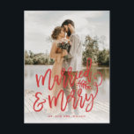 Getrouwd en vrolijk Nieuwgetrouwd Kerst Foto Rood Feestdagenkaart<br><div class="desc">Maak een verbluffende statement in dit vakantieseizoen met deze stijlvolle, volledig afgedrukte fotokaart met 1 foto en "married and merry" in een chic rood schrift. Perfect voor pasgetrouwde stellen om te gebruiken als huwelijksaankondiging of dankkaart rond de feestdagen. Voeg uw eigen boodschap toe aan de achterkant. Bezoek onze webshop voor...</div>