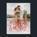 Getrouwd en vrolijk Nieuwgetrouwd Kerst Foto Rood Feestdagenkaart<br><div class="desc">Maak een verbluffende statement in dit vakantieseizoen met deze stijlvolle, volledig afgedrukte fotokaart met 1 foto en "married and merry" in een chic rood schrift. Perfect voor pasgetrouwde stellen om te gebruiken als huwelijksaankondiging of dankkaart rond de feestdagen. Voeg uw eigen boodschap toe aan de achterkant. Bezoek onze webshop voor...</div>