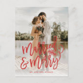 Getrouwd en vrolijk Nieuwgetrouwd Kerst Foto Rood Feestdagenkaart (Voorkant)