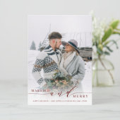 Getrouwd en vrolijk Nieuwgetrouwd Rood Vakantie Fo Feestdagenkaart (Staand voorkant)