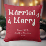 Getrouwd en Vrolijk Onze Eerste Kerstmis Pas getro Kussen<br><div class="desc">Dit is het seizoen om vreugde en liefde te verspreiden naar je pasgetrouwde vrienden of familieleden! Onze "Married and Merry Our First Christmas" gooi kussen in kerstrood is een leuke en feestelijke cadeauoptie. Met zijn schone en moderne lettertype en klassieke vakantiekleuren, zal dit kussen elke seizoensgebonden inrichting aanvullen. De speelse...</div>