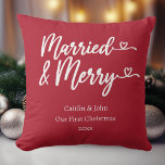 Getrouwd en Vrolijk Onze Eerste Kerstmis Pas getro Kussen<br><div class="desc">Op zoek naar het perfecte vakantiegift voor uw pasgetrouwde vrienden of familie? Kijk niet verder dan onze "Married and Merry Our First Christmas" gooi kussen in kerstrood! Dit feestelijke en vrolijke ontwerp heeft klassieke rood-witte kleuren met een schoon en modern lettertype dat elk vakantiedecor aanvult. De speelse 'Married and Merry'-boodschap...</div>