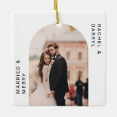 Getrouwd en vrolijk Photo Minimal Script Elegant Keramisch Ornament (Voorkant)