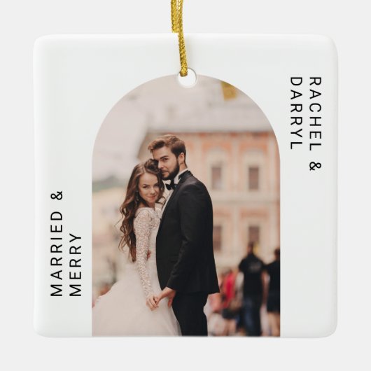Getrouwd en vrolijk Photo Minimal Script Elegant Keramisch Ornament (Voorkant)