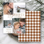 Getrouwd en vrolijk Plaid 4 Foto Pas getrouwd Feestdagenkaart<br><div class="desc">Vier je eerste vakantieseizoen als pasgetrouwden met deze Married and Merry Plaid 4 Photo Pas getrouwd Holiday Kaart die je liefdesverhaal prachtig vertelt. Dit ontwerp straalt warmte en elegantie uit en combineert gezellige, rustieke charme met tijdloze sophisticatie. Elke foto voelt als een glimp van je reis samen, het vastleggen van...</div>