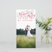 Getrouwd en vrolijk rode hand geschreven vakantie feestdagenkaart (Staand voorkant)