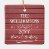 Getrouwd en vrolijk rode schuur eerste kerstfoto keramisch ornament (Voorkant)