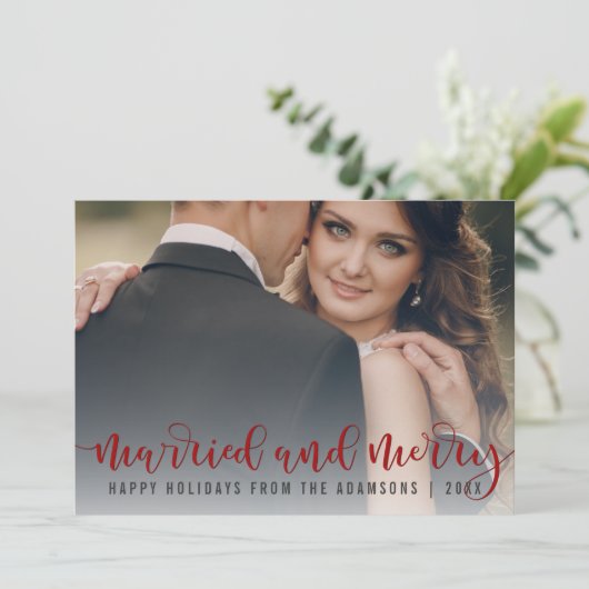 Getrouwd en vrolijk rood kalligrafie | Pas getrouw Feestdagenkaart (Staand voorkant)