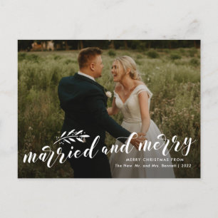 Getrouwd en vrolijk script huwelijksfotokaart met  feestdagenkaart