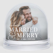 Getrouwd en vrolijk trouwfoto sneeuwbol (Voorkant)