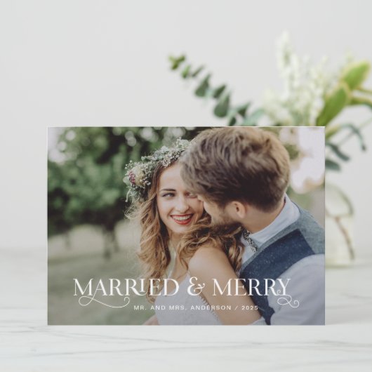 Getrouwd en vrolijk | Unieke stijlvolle tekst en f Feestdagenkaart (Staand voorkant)