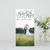 Getrouwd en vrolijk zwart met de hand geschreven v feestdagenkaart (Staand voorkant)