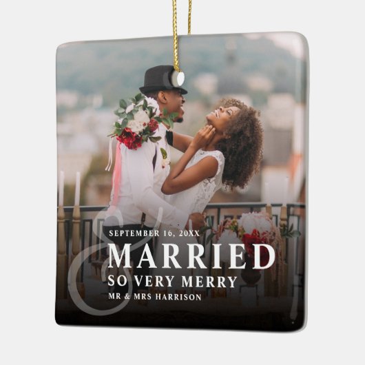 Getrouwd en zo erg vrolijk foto bruiloft Passen ge Keramisch Ornament (Links)