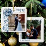 Getrouwd & helder 2 vierkante bruiloft foto keramisch ornament<br><div class="desc">Married and Bright foto ornament - ideaal voor pasgetrouwden eerste kerst getrouwd of voor een gelukkig getrouwd stel! Het ontwerp is voorzien van blauwe ornamenten met delicate winterbladeren om uw foto te lijsten en is elegant geletterd met Married en Bright. De andere kant van het ornament heeft een tweede foto...</div>