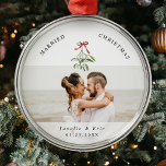 Getrouwd Kerst Schattige Mistletoe Passen getrouwd Metalen Ornament<br><div class="desc">Koester uw eerste kerst samen met ons 'Married Christmas' ornament. #FirstChristmasJoy #PersonalizedKeepsake Gepersonaliseerd voor de vrolijke herinneringen van de pasgetrouwden met je favoriete trouwfoto en een leuke waterverf mistletoe-illustratie,  je namen en datum van huwelijken.🎄📸</div>