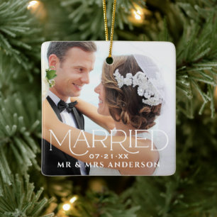 Getrouwd kerstcadeaufotoMonogram met kerstcadeau Keramisch Ornament