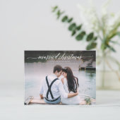 Getrouwd kerstfoto van pasgetrouwden | Witte scrip Feestdagenkaart (Staand voorkant)