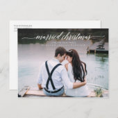 Getrouwd kerstfoto van pasgetrouwden | Witte scrip Feestdagenkaart (Voorkant / Achterkant)