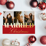 Getrouwd Kerstmis 3 Foto Collage Rood Wit Folie Folie Feestdagenkaart<br><div class="desc">Elegante moderne kerstkaart met echte gouden folie met drie fotocollage en een gouden kerstgroet op de rode achtergrond: Married Christmas, in een mix van klassieke typografie en chique elegante script. Perfect voor koppels die dit jaar zijn getrouwd en hun bruiloft hebben gevierd! De achterkant van de kaart bevat uw aangepaste...</div>