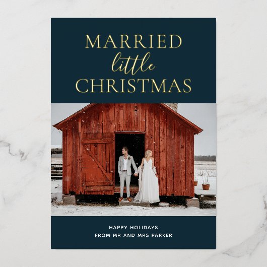 Getrouwd Klein Kerst Blauw Goud Script Foto Folie Feestdagenkaart (Voorkant)