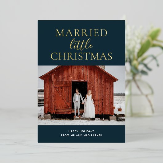 Getrouwd Klein Kerst Blauw Goud Script Foto Folie Feestdagenkaart (Staand Voorkant)