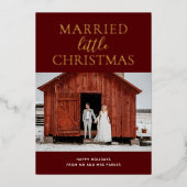 Getrouwd Klein Kerst Rood Goud Script Foto Folie Feestdagenkaart (Voorkant)
