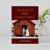 Getrouwd Klein Kerst Rood Goud Script Foto Folie Feestdagenkaart (Staand Voorkant)