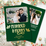 Getrouwd Merry 1st Christmas Pas getrouwd Foto Gro Folie Feestdagenkaart<br><div class="desc">Married and Merry Onze eerste kerst 2-foto gouden folie wenskaart in bos groen is de perfecte manier om de eerste kerst van een pasgetrouwd paar te vieren, met zijn strakke en moderne lettertype met holly bladeren en bessen, evenals een gepersonaliseerde boodschap op de achterkant. De speelse boodschap "Married and Merry"...</div>
