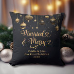 Getrouwd Merry 1st Christmas Pas getrouwd Gold Bla Kussen<br><div class="desc">Op zoek naar een manier om de eerste kerst van je geliefden als getrouwd stel extra speciaal te maken? Dit "Onze Eerste Kerst Getrouwd en Vrolijk" gooi kussen met gouden ornamenten op een zwarte achtergrond is het perfecte cadeau-idee! Met zijn strakke en moderne lettertype en klassieke vakantiekleuren voegt dit kussen...</div>