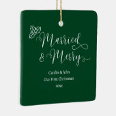Getrouwd Merry Custom 1e Kerst Pas getrouwd Groen Keramisch Ornament (Rechts)