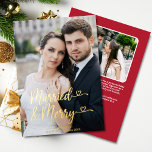 Getrouwd Merry Pas getrouwd 1st Xmas Red Hearts Fo Folie Feestdagenkaart<br><div class="desc">Dit Married and Merry Our First Christmas custom 2-foto gouden folie wenskaart met harten is de perfecte manier om de eerste kerst van een pasgetrouwd stel te vieren, met zijn strakke en moderne lettertype en klassieke vakantiekleuren, ruimte voor twee foto's, evenals een gepersonaliseerde boodschap op een kersrode achtergrond op de...</div>
