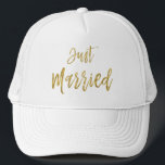 Getrouwd met gouden folie en witte trucker hoed trucker pet<br><div class="desc">Getrouwd met goudfolie en witte trucker hoed voor haar.</div>