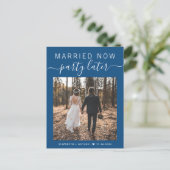 Getrouwd Nu Feest Later Foto Blauwe Trouwdag Aankondigingskaart (Staand voorkant)